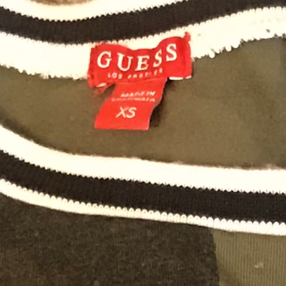 XS Women’s Guess Camo Top - Picture 2 of 3